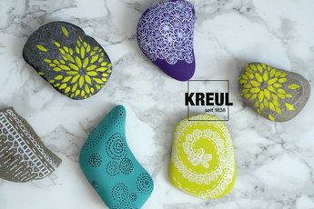 Dotpainting Doodleart Kieselsteine anmalen Acrylfarbe KREUL Marker Triton Anleitung Idee Step by Step Sommerbasteln DIY  mit KREUL Acrylfarben verzierte, bunte Kieselsteine auf marmornem Untergrund