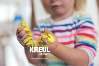 MUCKI Fingerfarbe KREUL gelb MUCKI Fingerfarbe von KREUL in Gelb an Kinderhänden
